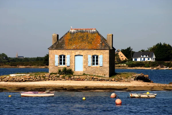 この漁師のコテージはErreichbar IstですSt Cado France Britaneで見るためにボートでのみ — ストック写真