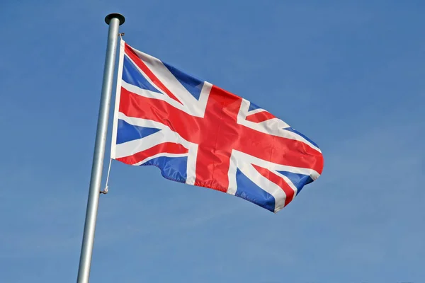Vlag Van Verenigd Koninkrijk Geïsoleerd Aan Blauwe Hemel — Stockfoto