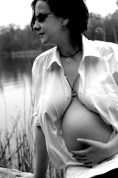 Parktaki Genç Hamile Kadın — Stok fotoğraf