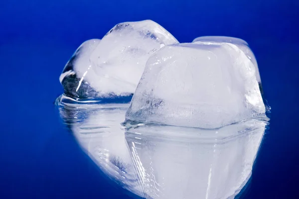 Durchsichtige Kalte Eiswürfel — Stockfoto