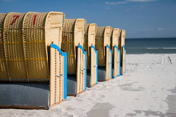 海滨度假胜地海滩椅 — 图库照片
