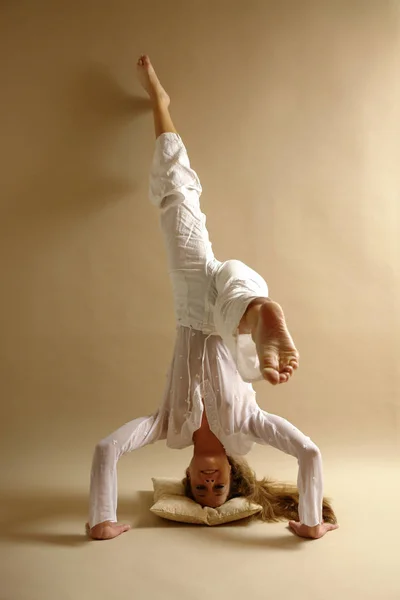 Young Woman Doing Yoga Exercise Studio — Stock Photo, Image