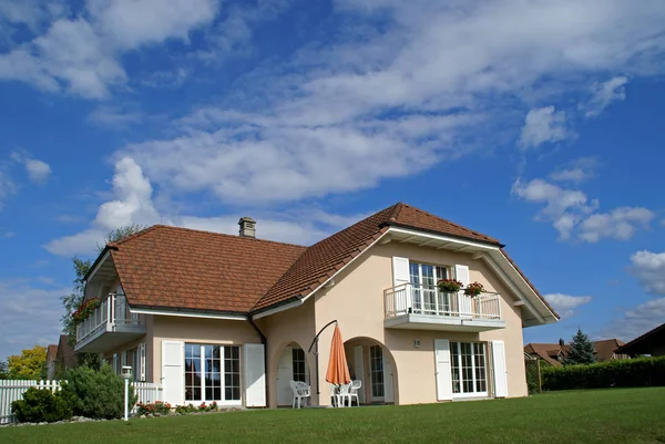 Maison Moderne Avec Une Grande Fenêtre — Photo