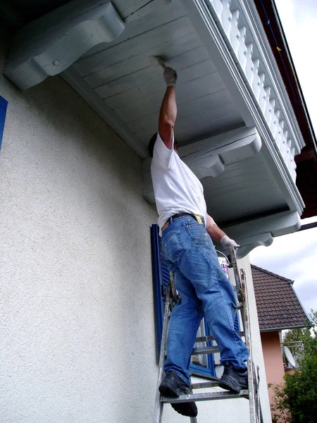 Mann Blauen Hemd Mit Bürste Auf Dem Dach — Stockfoto