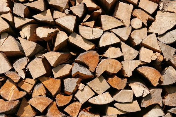 Ułożone Brązowe Rąbane Drewno Opałowe Tekstura Drewna Twardego — Zdjęcie stockowe