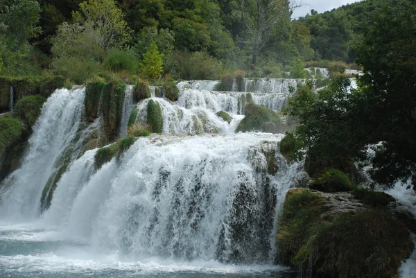 Doğanın Arka Planında Güzel Bir Şelale — Stok fotoğraf