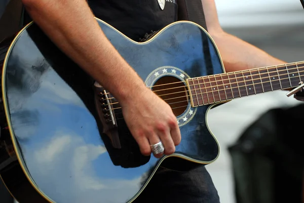 Крупный План Гитариста Играющего Гитаре — стоковое фото