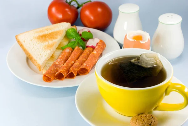 Frukost Med Korv Rostat Bröd Smör Ägg — Stockfoto