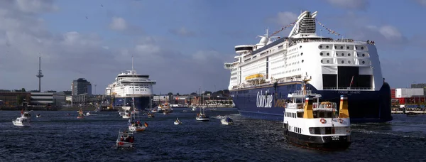 Uma Imagem Panorama Movimento Partir Encontro Dos Navios Irmãos Cor — Fotografia de Stock