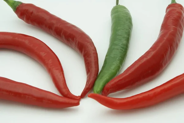 Piments Rouges Isolés Sur Fond Blanc — Photo