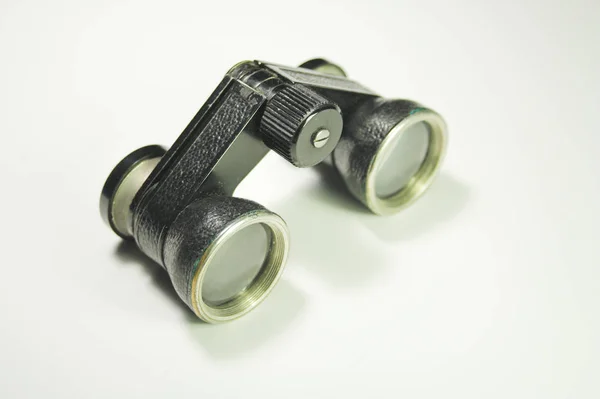 배경에 고립된 쌍안경 — 스톡 사진