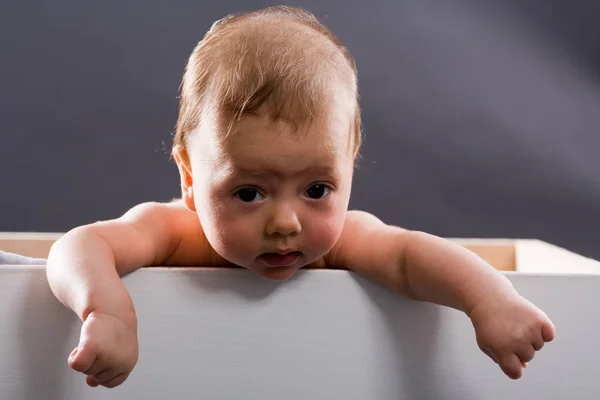 Bayi Dalam Kotak Kayu — Stok Foto