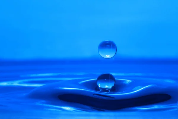 Gota Água Fundo Azul — Fotografia de Stock
