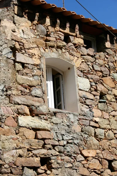 石の屋根の古い窓 — ストック写真