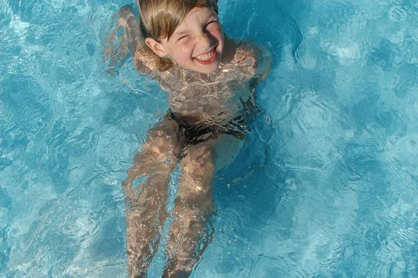 Divertirse Piscina Del Jardín — Foto de Stock