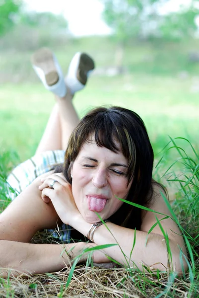 Jeune Femme Dans Herbe — Photo