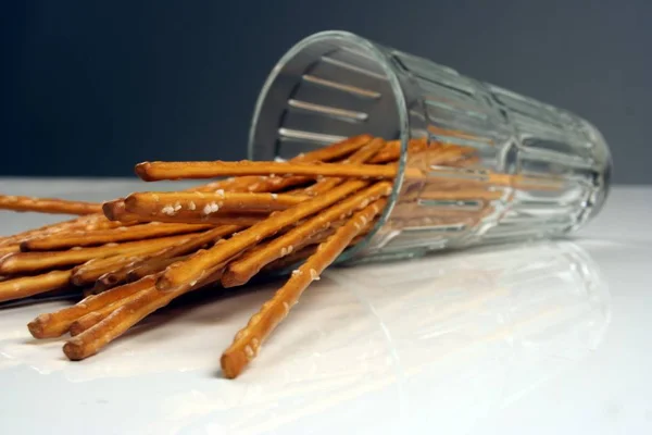 法国薯条放在木制桌子上的杯子里 — 图库照片