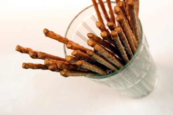 Schokoladenwaffelrollen Auf Weißem Hintergrund — Stockfoto