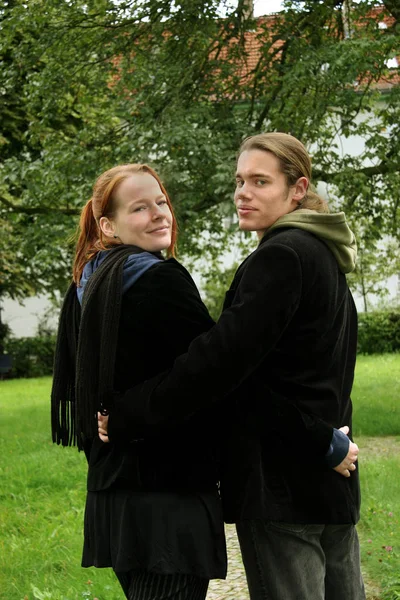 Jovem Casal Caminhando Juntos — Fotografia de Stock