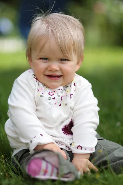 Baby Poserar Gräsmattan — Stockfoto