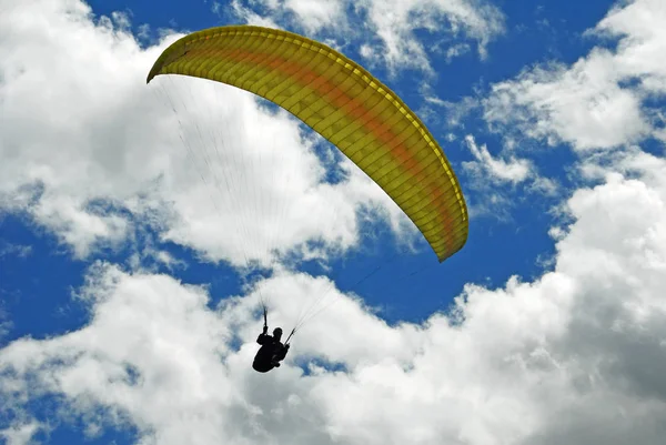 Paragliding Eğlenceli Rekabetçi Bir Macera Sporudur — Stok fotoğraf