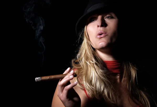 Retrato Uma Bela Jovem Com Cigarro — Fotografia de Stock