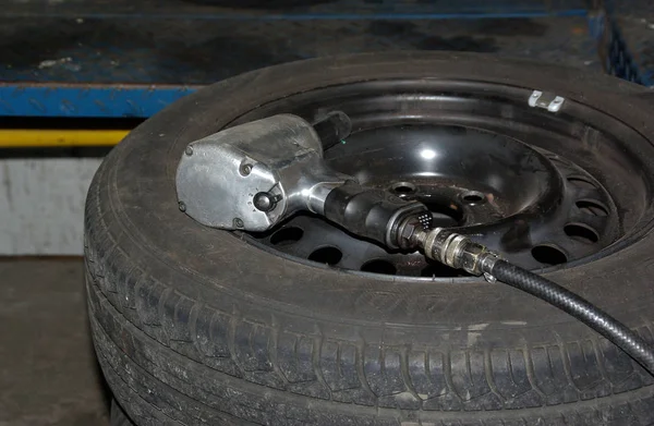 車の車輪とタイヤ — ストック写真