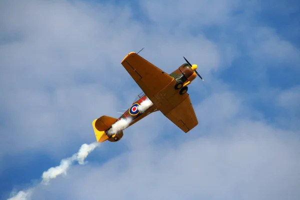 空の古い飛行機は — ストック写真