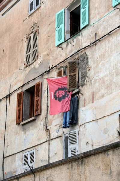 イタリアのヴェネツィアにある典型的なイタリア家屋の古い窓 — ストック写真