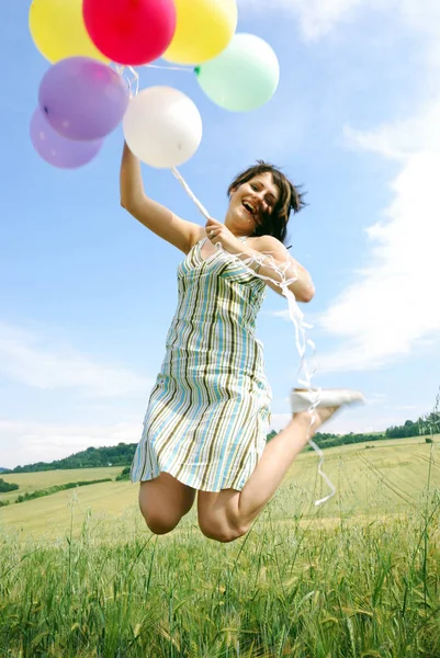 Giovane Donna Con Palloncini Sul Campo — Foto Stock