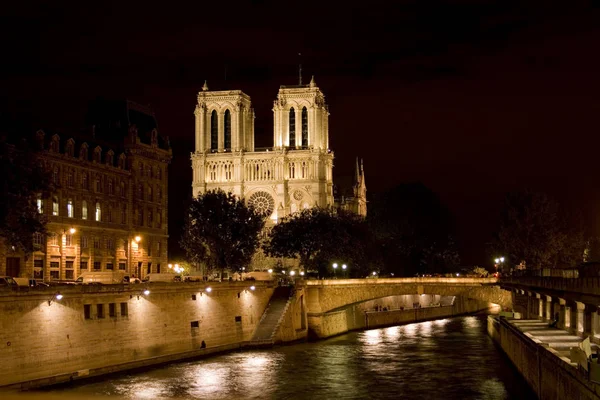 Notre Dame Nachts — Stockfoto