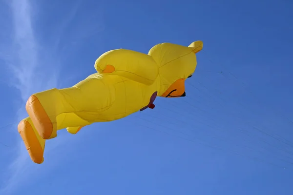 Gelber Drachen Fliegt Den Himmel — Stockfoto