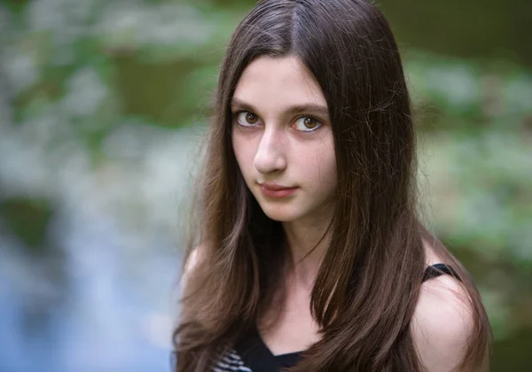 Retrato Uma Bela Jovem Mulher Parque — Fotografia de Stock