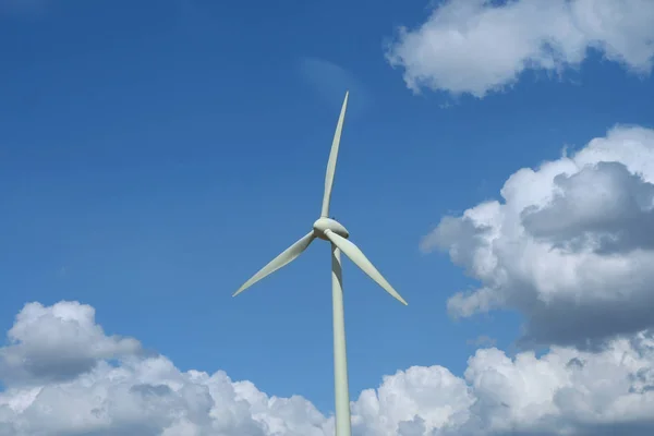 Malerischer Blick Auf Die Landschaft Mit Windmühlenbau — Stockfoto