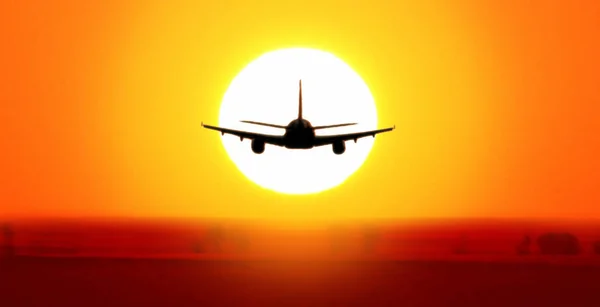 Силует Літака Летить Над Хмарами Заході Сонця — стокове фото