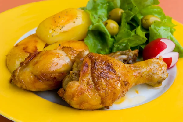 Chicken Club Fried Dengan Salad — Stok Foto