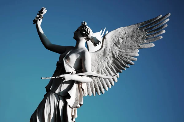 Ангел Охоронець Білий Блакитним Небом — стокове фото