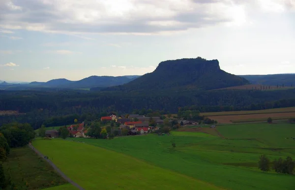 Lilienstein Uma Montanha Altamente Distinta Suíça Saxônica Saxônia Sudeste Alemanha — Fotografia de Stock