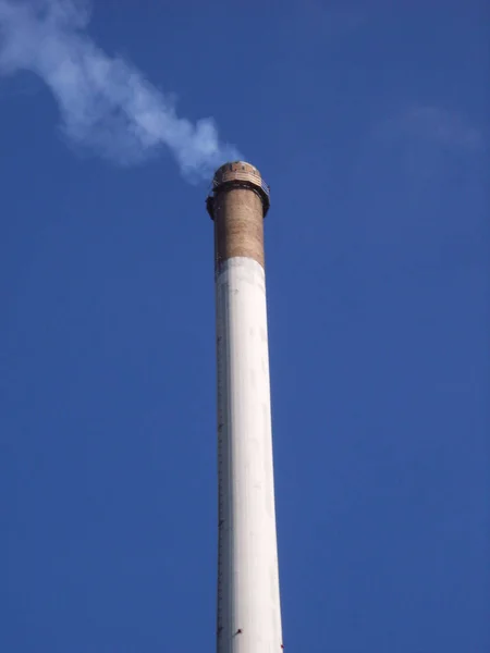 Industrieschornstein Gegen Blauen Himmel — Stockfoto