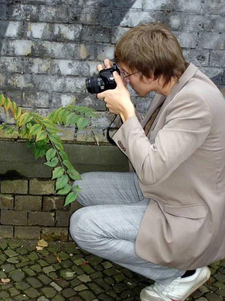 Junger Mann Mit Kamera Der Stadt — Stockfoto