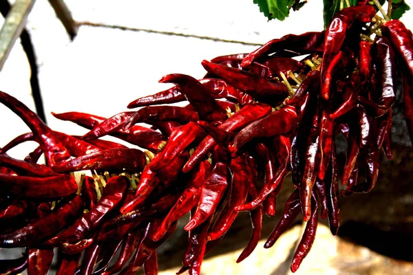 Piments Rouges Sur Une Table Bois — Photo