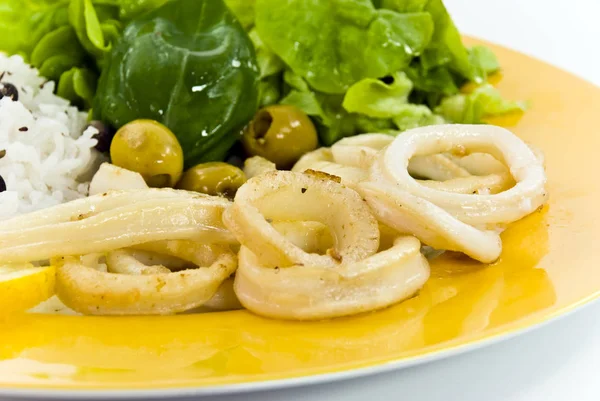 Frittierte Tintenfischringe Mit Salat — Stockfoto