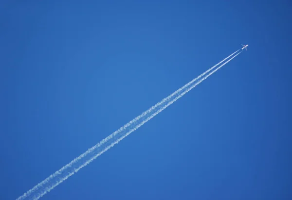 Rasto Vapor Céu Nuvens Forma Linha Produzidas Por Aeronaves — Fotografia de Stock