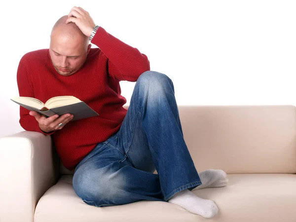 Homem Lendo Livro Enquanto Sentado Sofá — Fotografia de Stock