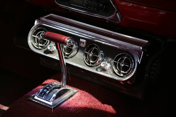Carro Vintage Garagem — Fotografia de Stock