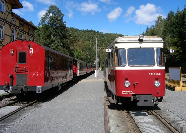 Begegnung Einer Dampflokomotive Der Harzer Schmalspurbahn Mit Einem Triebwagen — Stockfoto