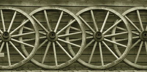 街上的旧木轮 — 图库照片