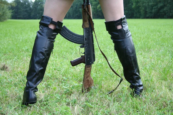 Close Woman Holding Rifle — Stock Photo, Image