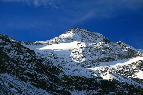 シンプルな峠から山頂までの眺め — ストック写真