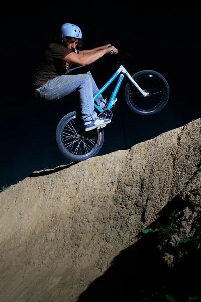 Sport Extrême Homme Avec Casque Sur Son Vélo — Photo